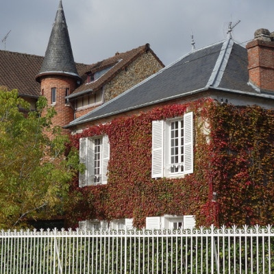 Maison aux façades couvertes de lierre rouge